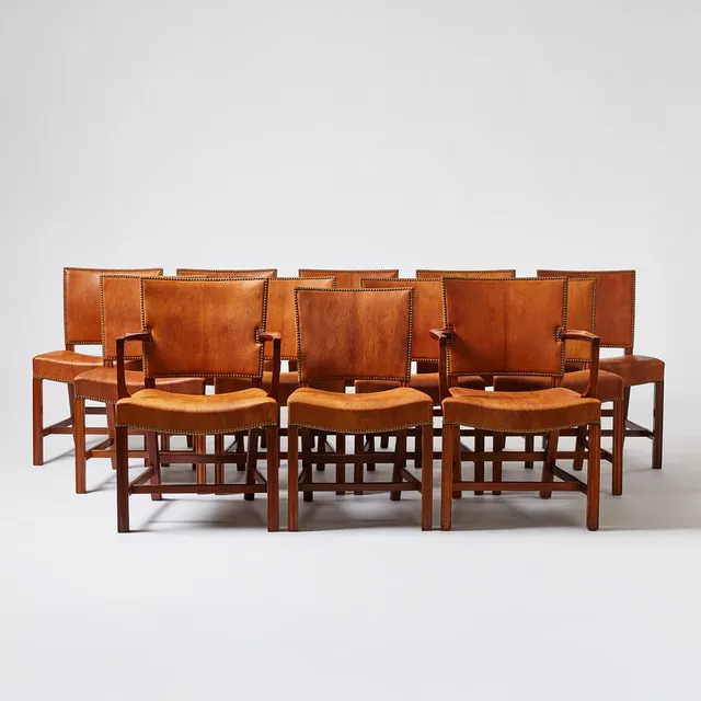 KAARE KLINT. "The red chair", tio stycken samt två karmstolar, Rud Rasmussen, Danmark 1960-tal, mahogny, klädda i brunt skinn med pärlspikning.