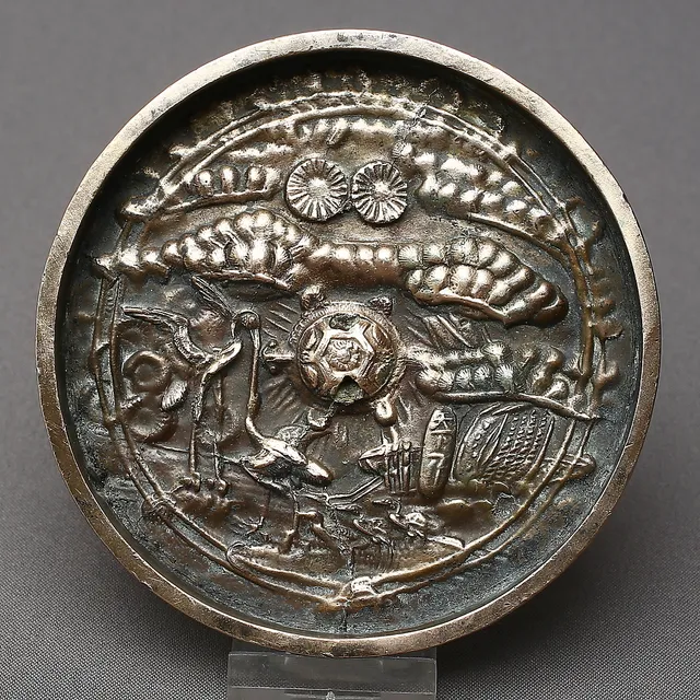 SPEGEL, med reliefdekor av tranor och sköldpadda, vitmetall, Kina, 18/1900-tal.