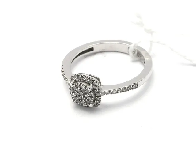 Ring 18K vitguld 3,2g Ø16, med åttkantslipade diamanter 57xca0,005ct