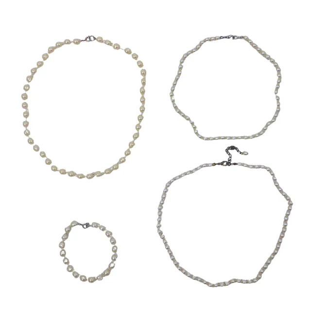 BAROCKPERLEN-SCHMUCKSET BESTEHEND AUS DREI KETTEN UND EINEM ARMBAND.