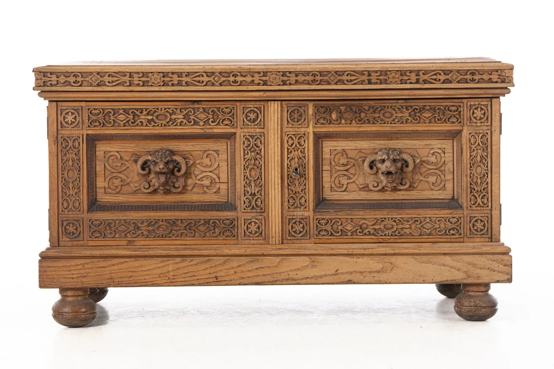 Oak cabinet with carvings — Furniture/Cabinets, chests of drawers — Lauritz