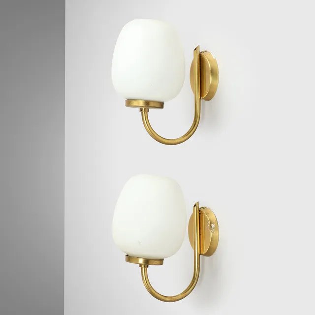 BENT KARLBY. Et par væglamper med stel af messing og skærme af opalglas, model L 312, LYFA, Danmark, ca. 1950'erne, (2).