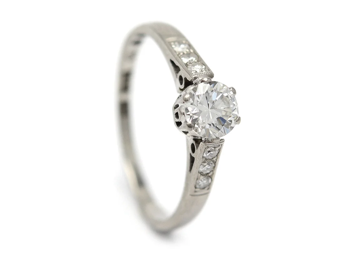 RING, 18K vitguld, briljantslipad diamant ca 0,50 ct, ca TCR/VS2-SI1, mindre skada vid rondist, 6 åttkantslipade diamanter ca 0,12 ctv, Anderssons Guldsmedsverkstad, Stockholm 1958, 2,8 g, slitna klor, en klo är nedsliten, stenen sitter löst i sin fattning. — Smycken/Ring — Kaplans