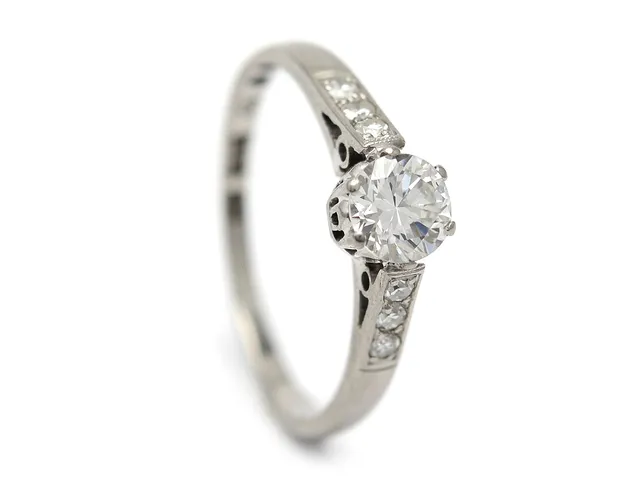 RING, 18K vitguld, briljantslipad diamant ca 0,50 ct, ca TCR/VS2-SI1, mindre skada vid rondist, 6 åttkantslipade diamanter ca 0,12 ctv, Anderssons Guldsmedsverkstad, Stockholm 1958, 2,8 g, slitna klor, en klo är nedsliten, stenen sitter löst i sin fattning.