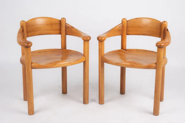 RAINER DAUMILLER. Rainer Daumiller, Hirtshals Savværk, zwei Stühle / Esszimmerstühle, Pinie, Dänemark, 1970er Jahre (2).