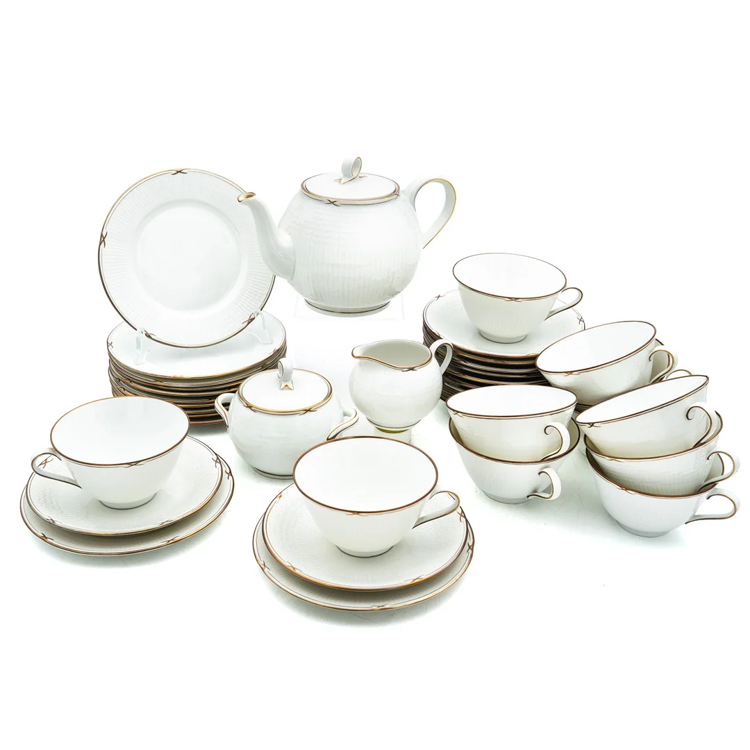 LOUISE ADELBORG. TESERVIS, "Nationalservisen", Swedish Grace, Rörstrand, porslin, (38 delar). — Tableware — Norrlands Auktionsverk