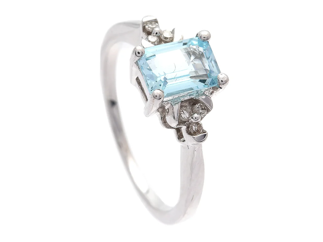 RING, 18K vitguld, topas, 6 åttkantslipade diamanter ca 0,06 ctv, stl 16,5 mm, vikt 3,2 g. — Smycken/Ring — Kaplans