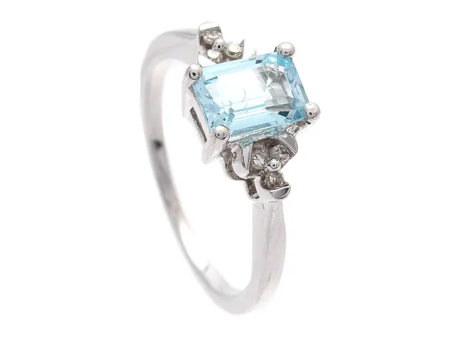 RING, 18K vitguld, topas, 6 åttkantslipade diamanter ca 0,06 ctv, stl 16,5 mm, vikt 3,2 g.