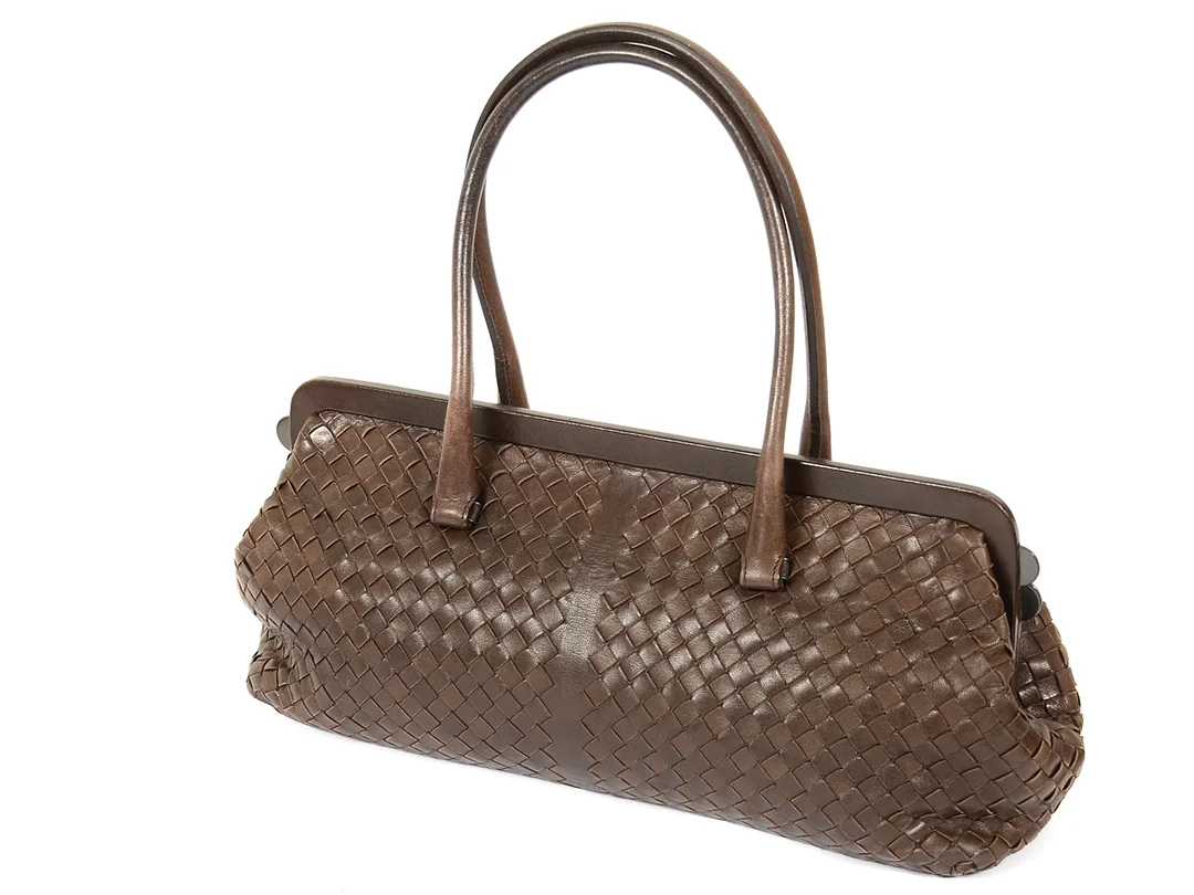 VÄSKA, BOTTEGA VENETA, brunt flätat läder, 36x18x11cm, dustbag. — Accessoarer/Väskor — Kaplans
