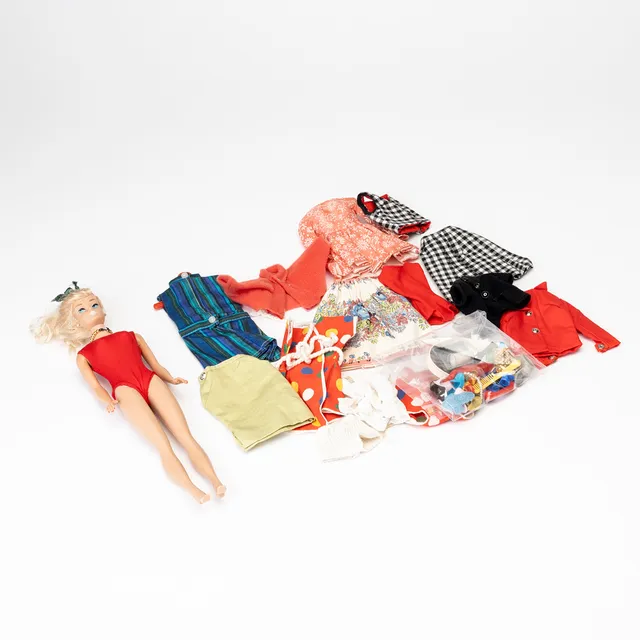 MATTEL INC. "Barbie" Swirl Ponytail Platinum blonde, med kläder och accessoarer, 1960-tal.
