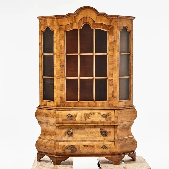 VITIRNSKÅP, 1900-talets första hälft, barockstil, 2 delat, fanerat i valnöt, beslag i mässing.