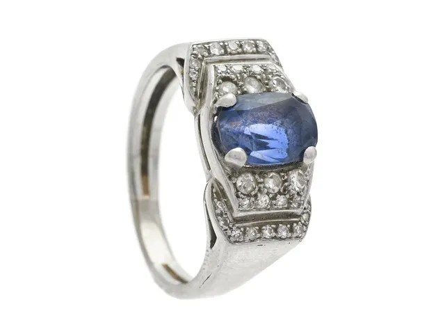 RING, 18K vitguld, blå safir, åttkantslipade diamanter, stl 19,75 mm, vikt 7,6 g, safiren med nagg och mindre skada.