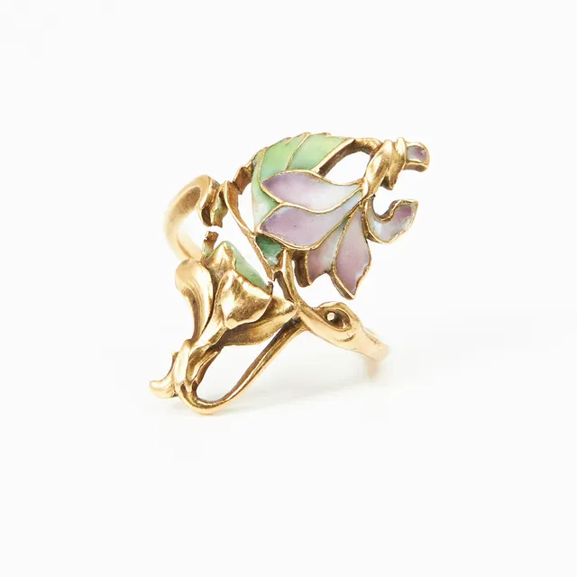 RING, 18 k guld, blom-och bladdekor samt med s.k. plique-à-jour emalj, art nouveau, omkring 1900, ej läsbar stämpel.