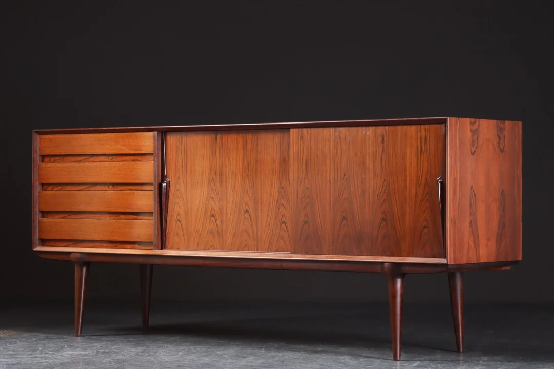 Oman Jun. Rosewood sideboard — Furniture/Cabinets, chests of drawers — Lauritz