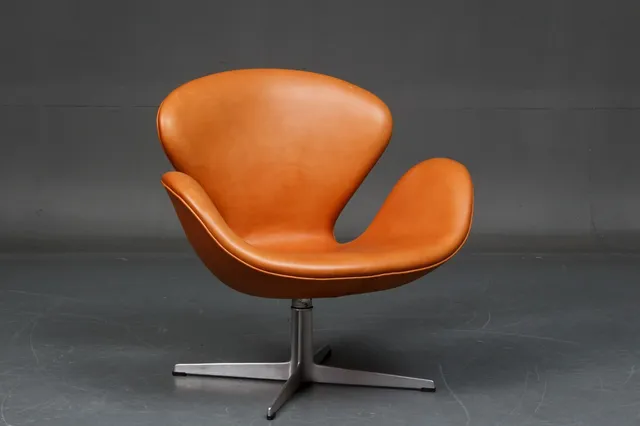 Arne Jacobsen. Lounge chair ‘The Swan’, cognac-coloured leather.