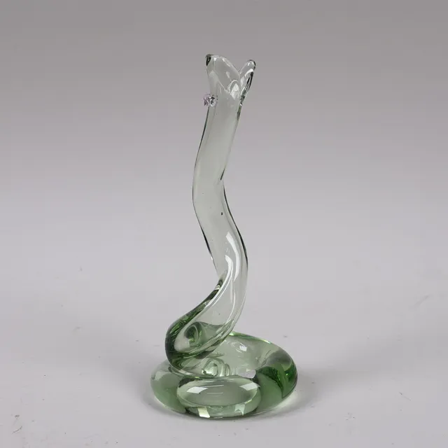 TRELLEBORGS GLASBRUK, vas i form av orm, grönt glas, 1900-talets första hälft.
