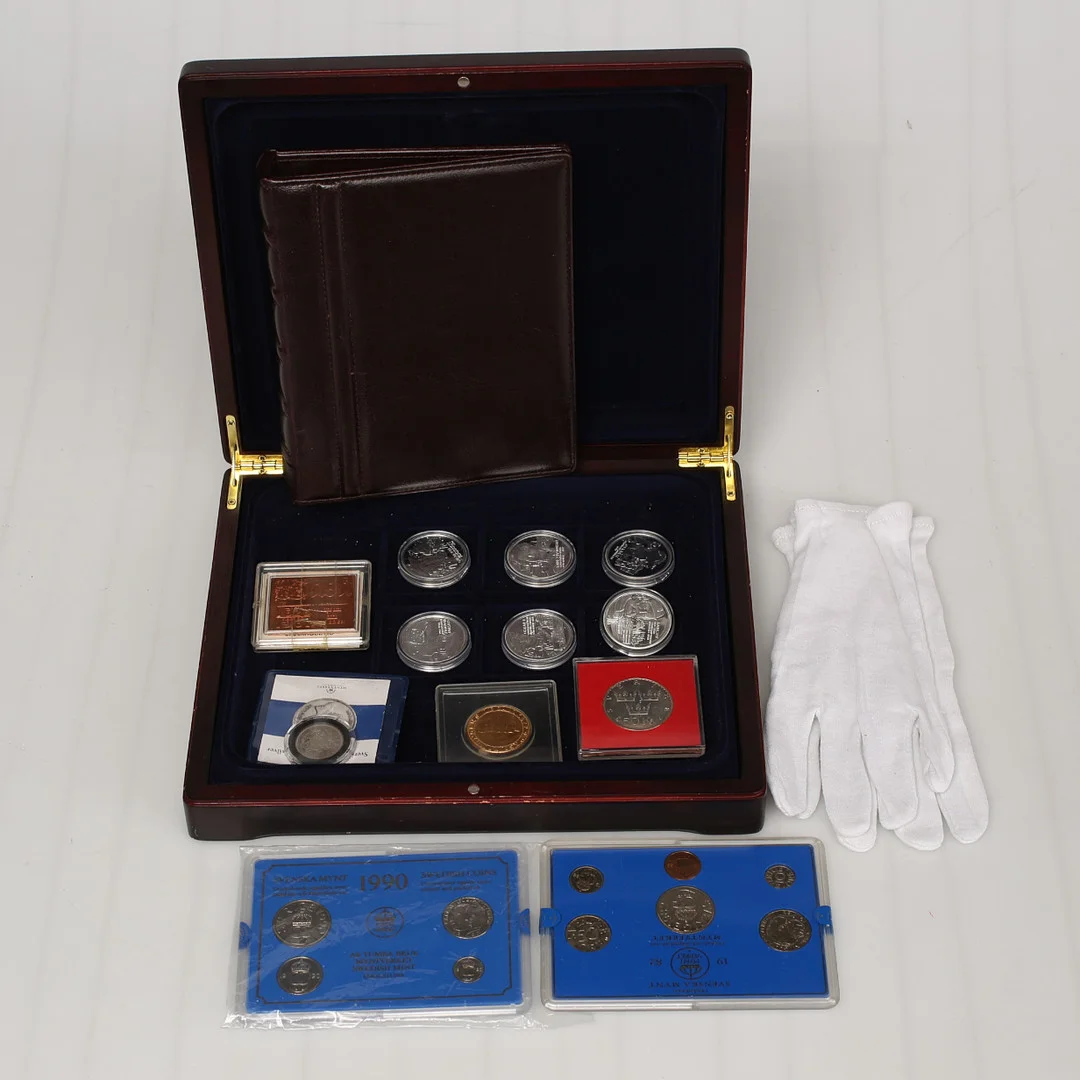 ETUIE MED DIVERSE MYNT OCH MEDALJER. — Coins & Banknotes — Limhamns Auktionsbyrå