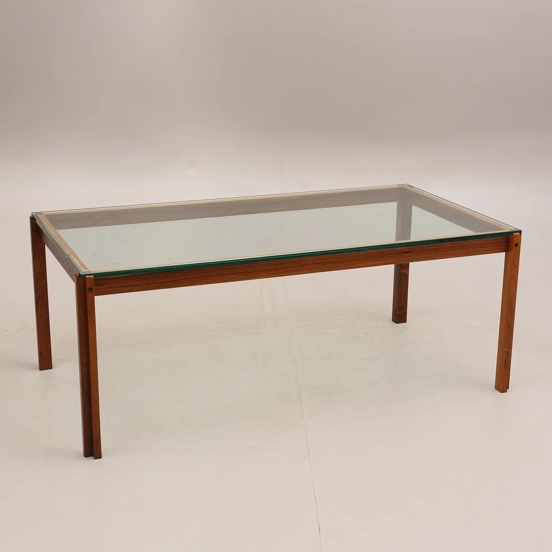 SOFFBORD, med glasskiva, jakaranda, 1970-tal. — Tables — Auktionshuset Thelin & Johansson