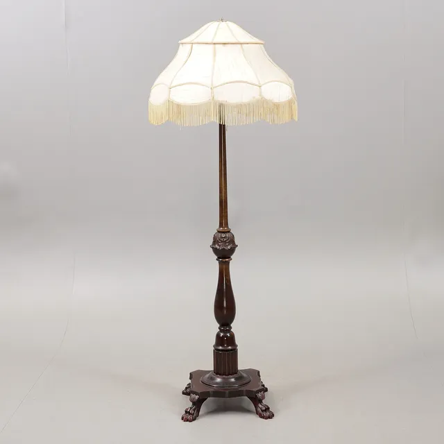 GOLVLAMPA, trä, skuren dekor, 1900-talets mitt.