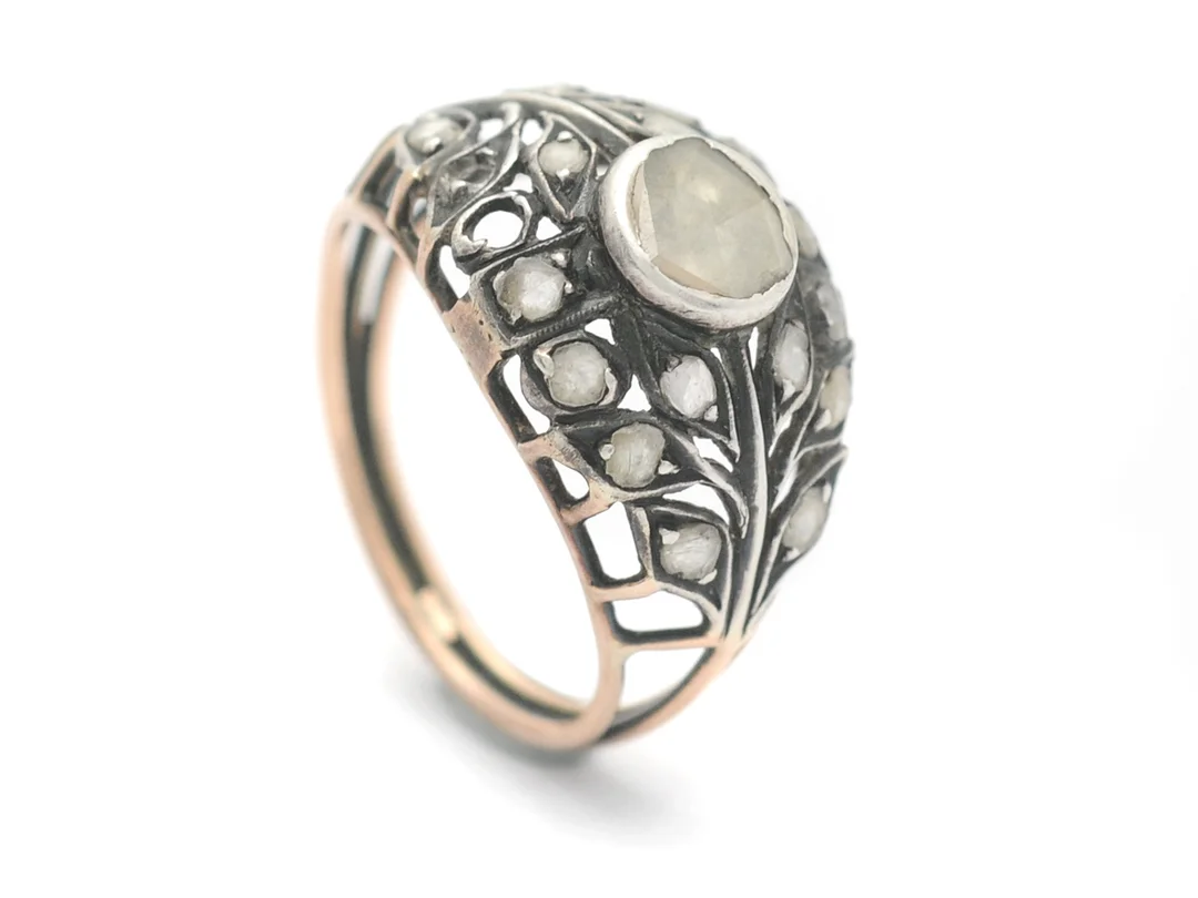 RING, 14K guld/silver, rosenslipade diamant ca 5,8 mm i diameter, samt mindre rosenslipade diamanter, 1900-talets första hälft, stl 17,25 mm, vikt 3,3 g, 2 diamanter saknas. — Smycken/Ring — Kaplans