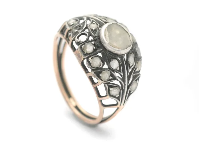 RING, 14K guld/silver, rosenslipade diamant ca 5,8 mm i diameter, samt mindre rosenslipade diamanter, 1900-talets första hälft, stl 17,25 mm, vikt 3,3 g, 2 diamanter saknas.