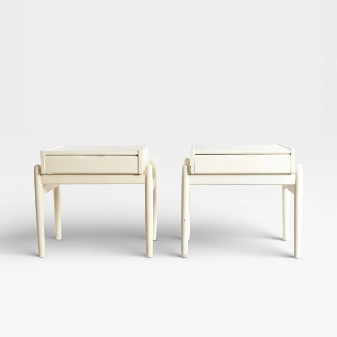 Et par sideborde af hvidmalet træ, front med skuffe, tilspidsede ben. Danmark, 1960-70'erne (2). — Other — Woxholt Auktioner