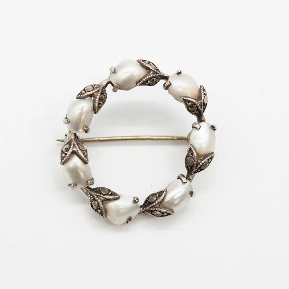 JUGENDSTIL BROSCHE AUS MARKASITEN, BAROCKPERLEN, DIE IN EINEM KRANZ AUS TULPEN ANGEORDNET SIND UND 935ER SILBER (GEPUNZT). — Brooches & Pendants — Kunst- und Auktionshaus Kleinhenz