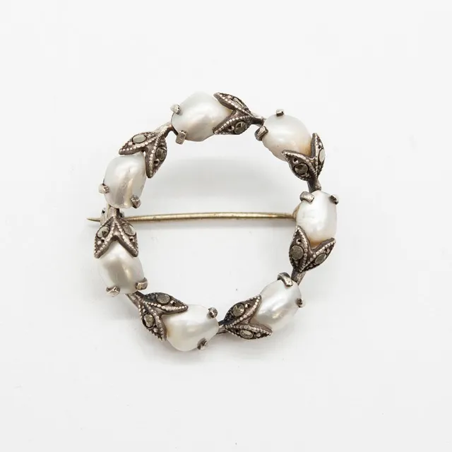 JUGENDSTIL BROSCHE AUS MARKASITEN, BAROCKPERLEN, DIE IN EINEM KRANZ AUS TULPEN ANGEORDNET SIND UND 935ER SILBER (GEPUNZT).