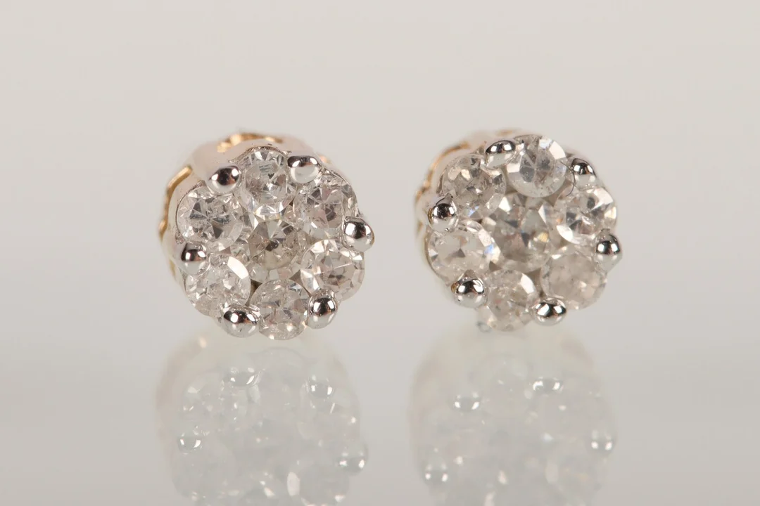 Par brilliant ørestikker af 10 kt guld, 0.10 ct (2) — Jewellery/Earrings — Lauritz