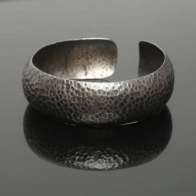 KALEVALA KORU. Armring, öppen, silver, hamrad yta, Helsingfors, Finland 1957.