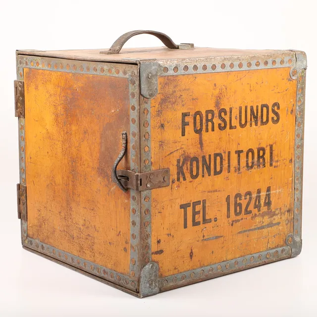 TÅRTLÅDA. "Forslunds Konditori", trä/metall, 1900-talets mitt.