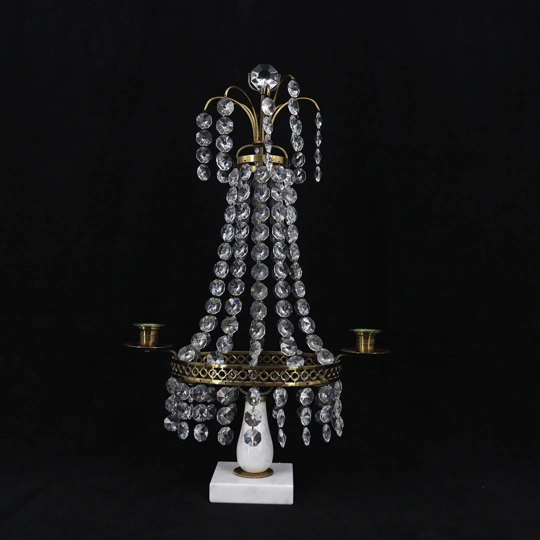 BORDSLYSTER, mässing, två ljushållare, prismor av kristall, sockel av sten, 1900-tal. — Table Lamps — Höganäs Auktionsverk