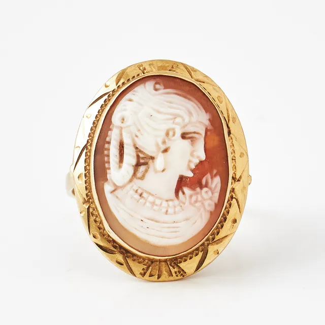 RING, 18 k guld, kamé, skuret snäckskal, föreställande klassisk kvinnoprofil, Napoli/Italien, (1968-).