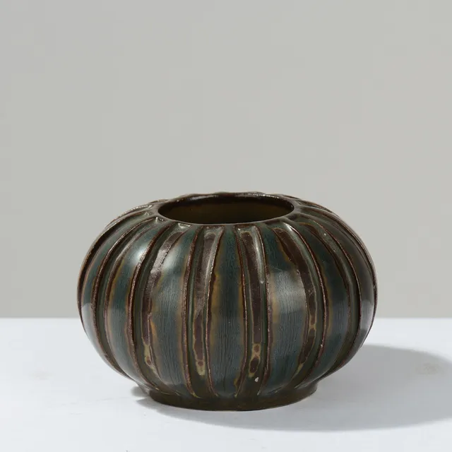 CARL HALIER (1873-1948). Unik vase/lysestage af stentøj med kanneleret yderside glaseret i blå og brune nuancer, Royal Copenhagen, Danmark, 1930/40'erne.