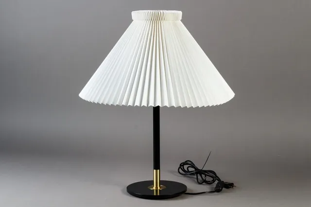 Aage Petersen for Le Klint. Bordlampe, model 352