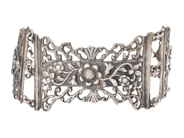 ARMBAND, silver, genombruten dekor, längd 17,5 cm, vikt 22,7 g.