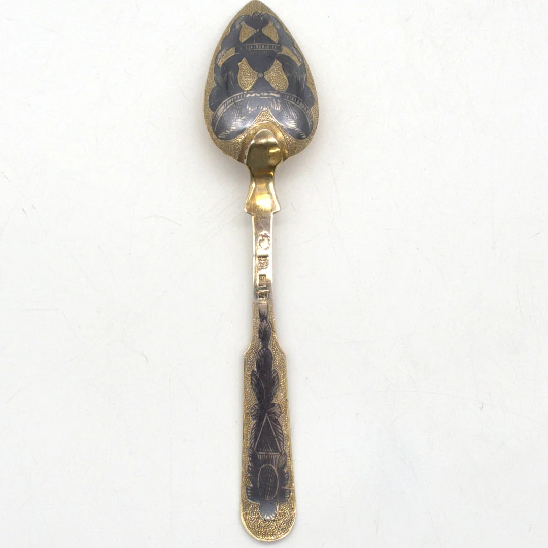 ZARISTISCHER RUSSISCHER 875 SILBER/84 ZOLOTNIKI LÖFFEL, NIELLO-DEKORATION VERGOLDET, MOSKAU, DATIERT 1826. — Silver — Kunst- und Auktionshaus Kleinhenz