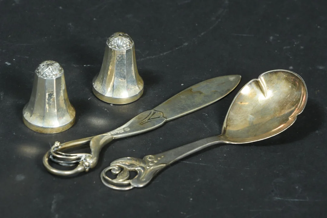 Georg Jensen. Salt- og peberbøssesæt nr. 423, GJ brevåbner nr. 122 m.m., sterlingsølv / sølv (34) — Silver, bronze, copper and pewter/Other silver — Lauritz