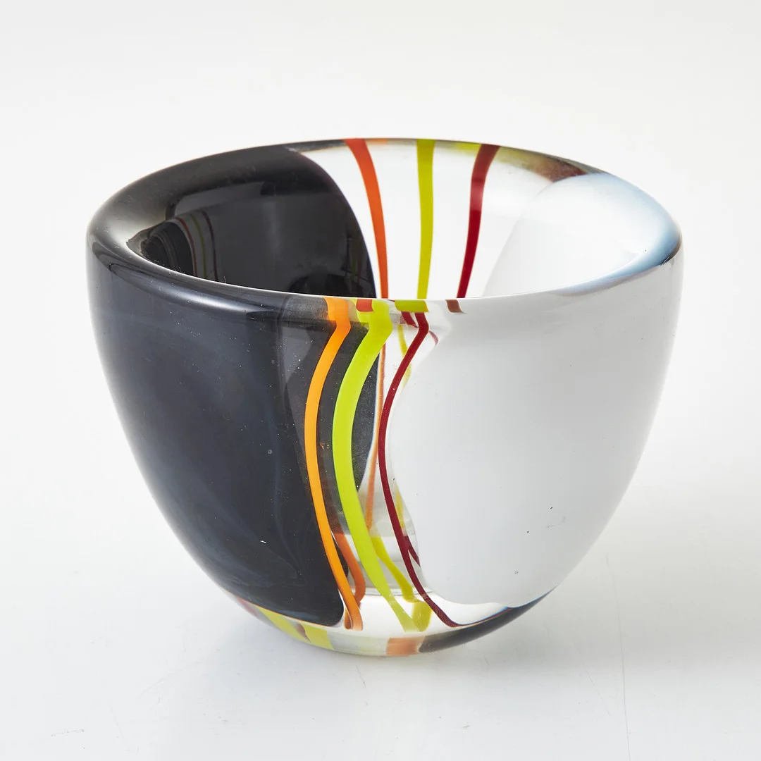 ERIK HÖGLUND. skål, glas, underfång i polykrom dekor, Strömbergshyttan, signerad och daterad EH 1991, märkt 11/25 SJ.Strömberghyttan HP-LP-MA (?) — Utility glass — Stockholms Auktionsverk Magasin 5