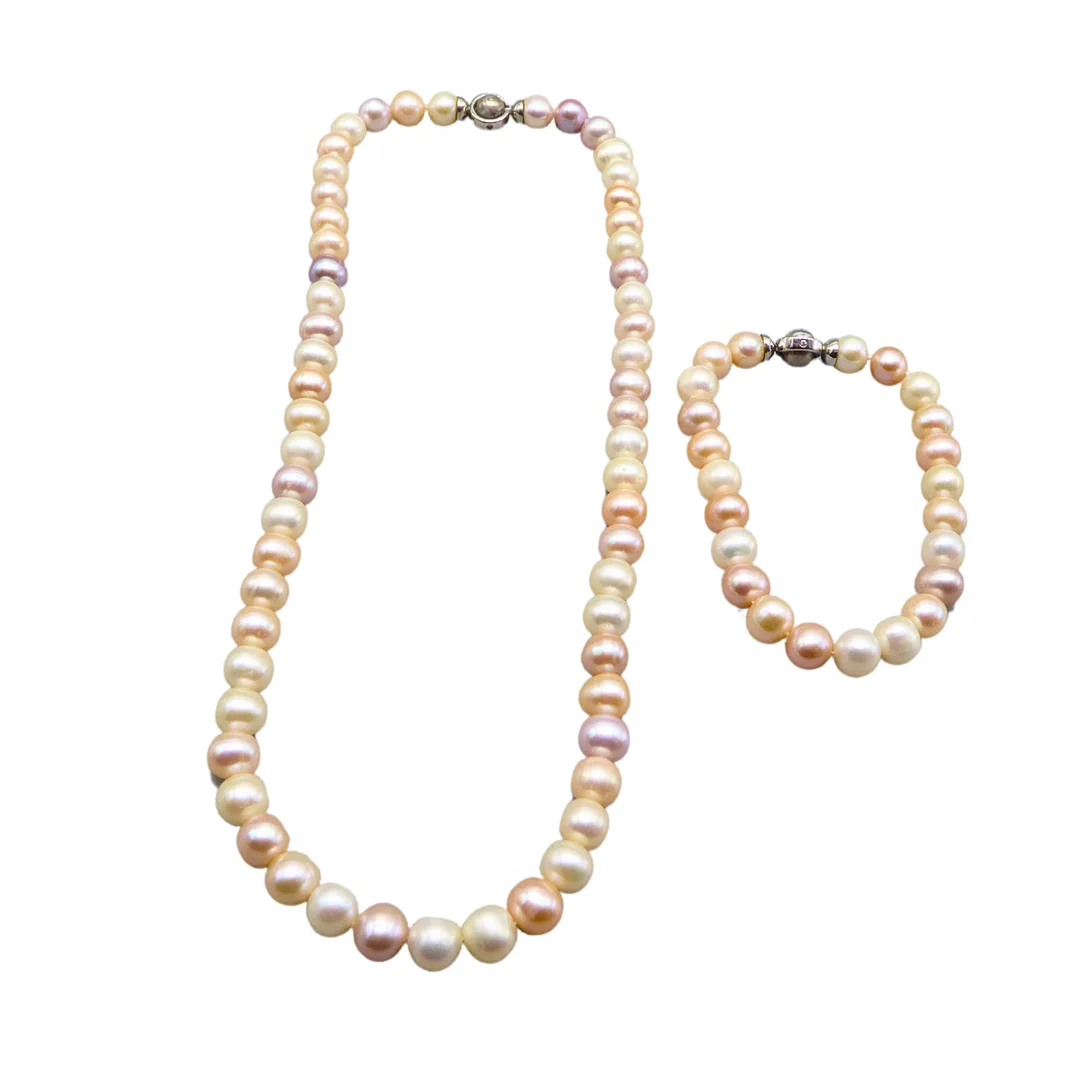 PFIRSICHFARBENES PERLEN - SET, KETTE UND ARMBAND MIT EINEM VERSCHLUSS AUS 925ER SILBER MAGNETVERSCHLUSS. — Jewellery Suites — Auktionshaus Stuber's Hammerschlag