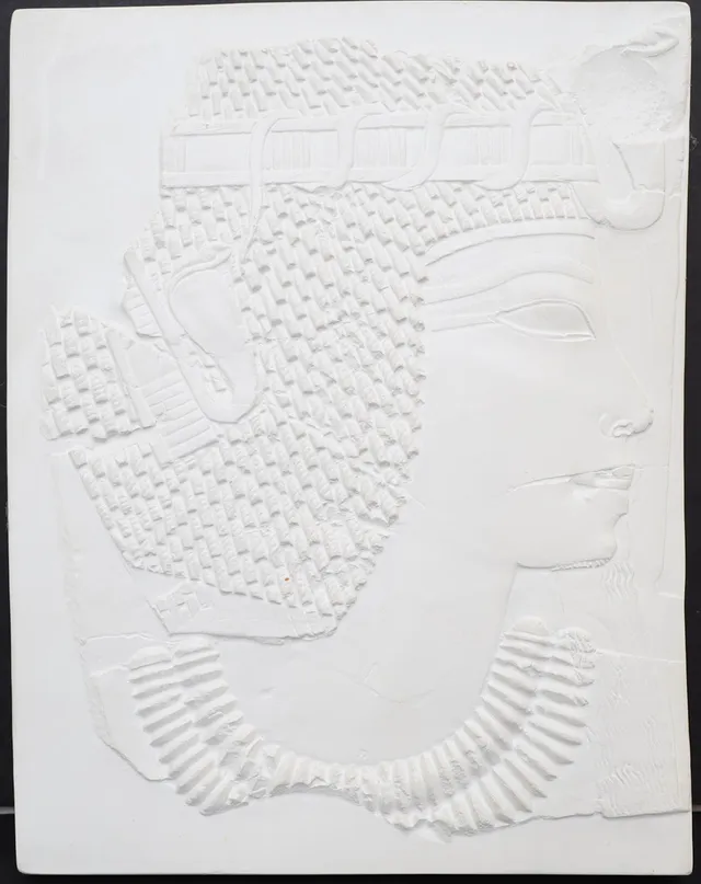 GIPSSKULPTUR, 1900-tal, föreställande egyptisk gudinna.