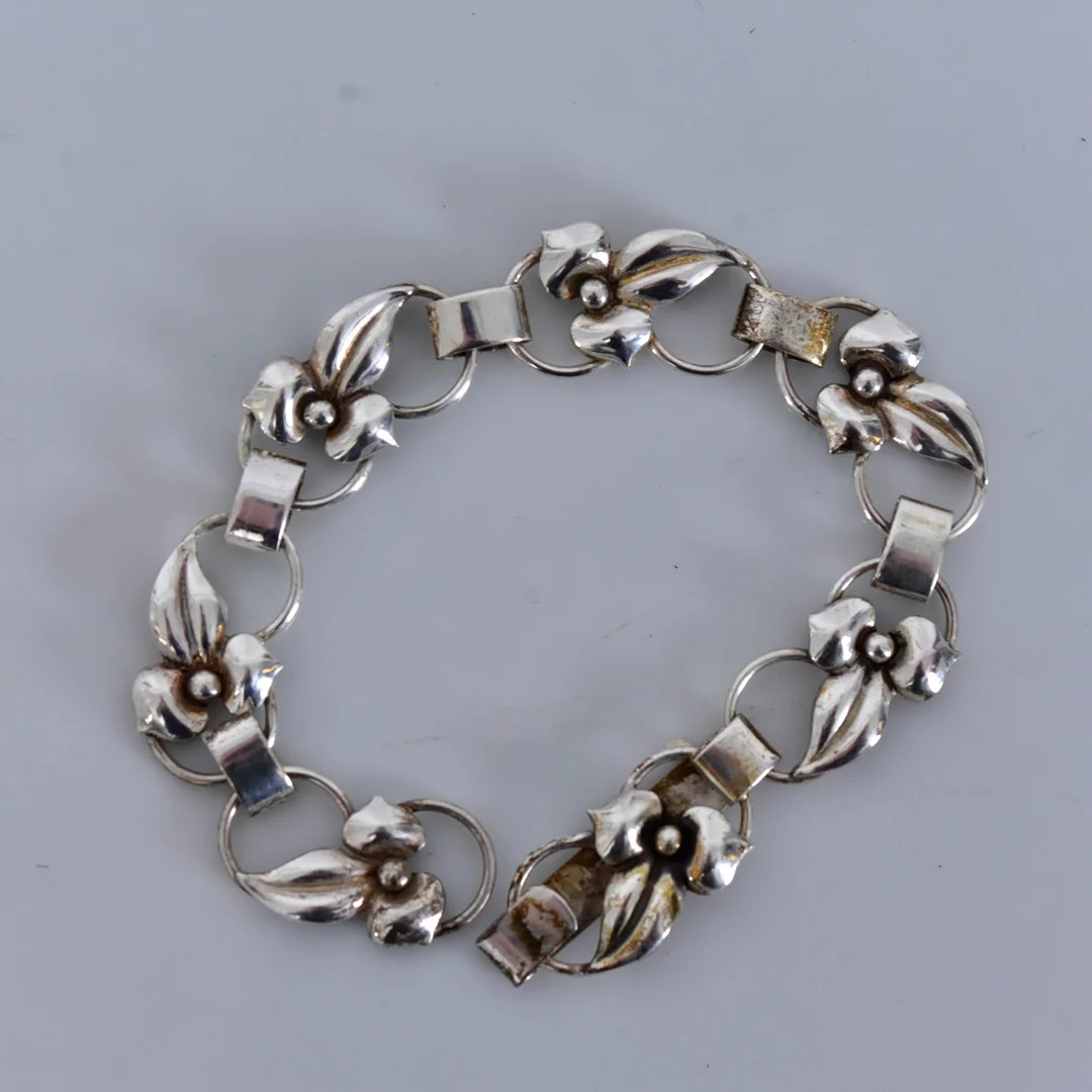 ARMBAND, silver, Gustav Dahlgren & Co Malmö 1946. — Bracelets — Halmstads Auktionskammare