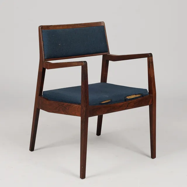 JENS RISOM. "Playboy" armstol med stel af massiv palisander, sæde og ryg betrukket med uld, Model C140, Jens Risom Design, Danmark, formgivet 1958.