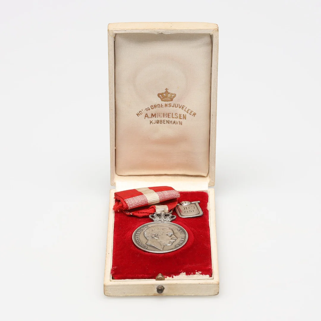 FÖRTJÄNSTTECKEN, Christian X Danmark. — Orders & Medals — Stockholms Auktionsverk Helsingborg
