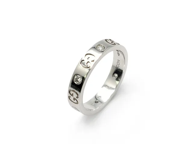 RING, GUCCI, 18K vitguld, briljanter 0,30 ct TW/VS, vikt 4,7 g, stl 17,25mm +.