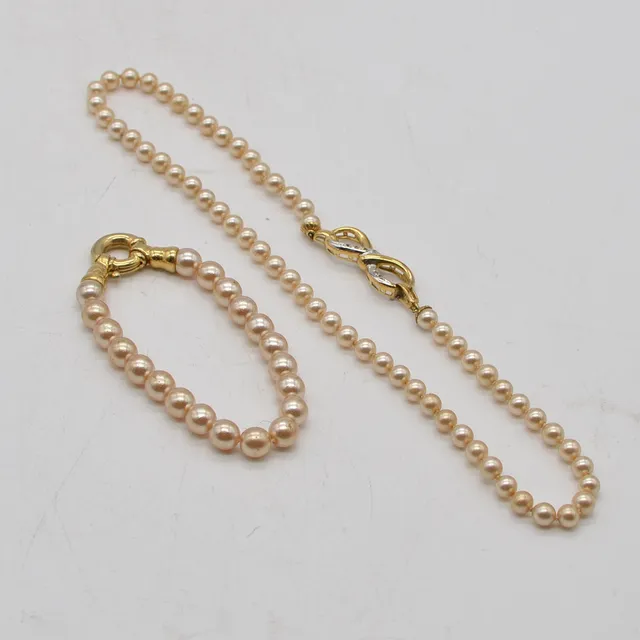 MODESCHMUCK KONVOLUT, IMITATIONSPERLEN ARMBAND UND HALSKETTE, UM 2000.
