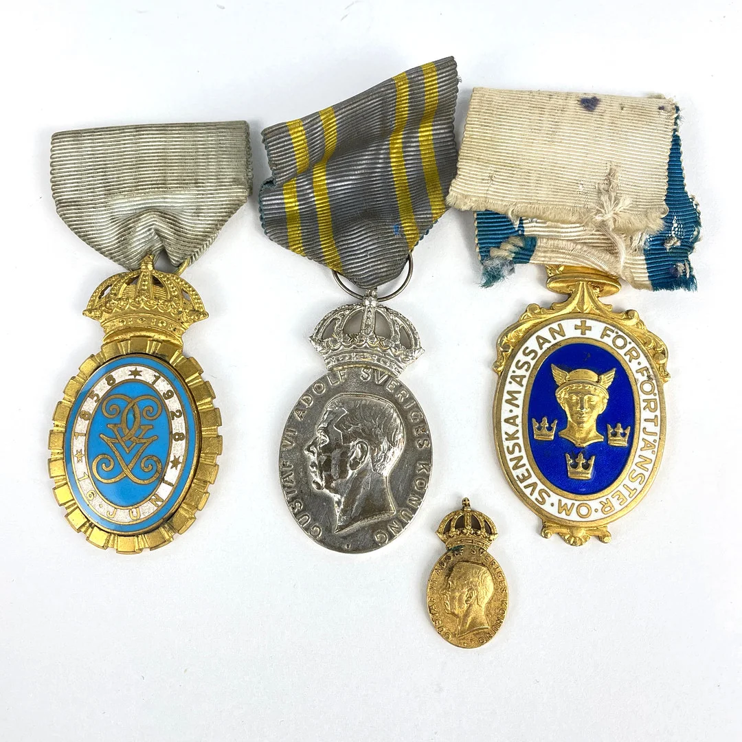 MEDALJER, 4 st, silver/metall, bl a Konung Gustaf V:s Jubileumsminnestecken. — Orders & Medals — Roslagens Auktionsverk
