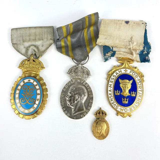 MEDALJER, 4 st, silver/metall, bl a Konung Gustaf V:s Jubileumsminnestecken.