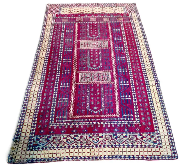 A HAND KNOTTED TURKMEN WOOLEN RUG.