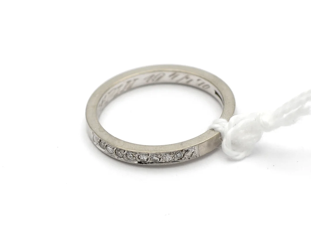 Ring vitguld med diamanter 8xca0,01ct graverad/skadad 18K Ø16 1/3 3g — Smycken/Herring — Kaplans